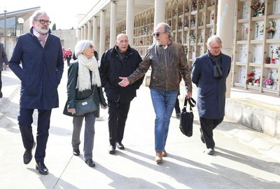 Aquest matí ha tingut lloc la tradicional visita al cementiri de l'alcalde abans de Tots Sants.