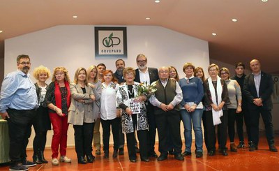 Foto de família amb les persones més pròximes a l'homenatjada, entre ells l'alcalde i els regidors Rafael Peris, Sara Mestres i Carme Culleré.