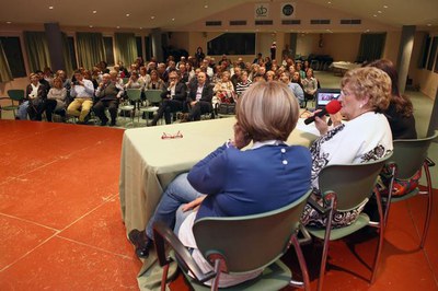 L'acte d'Anònimes ha tingut lloc a la sala d'actes del centre cívic de Pardinyes que han omplert els amics i familiars de Salla.