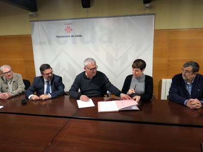 Els representants de Banc de Recursos, Jordi Esteve, Rosaura Serentill i Francesc Villanueva, han signat l'acord amb el secretari municipal, Jesús Gu….