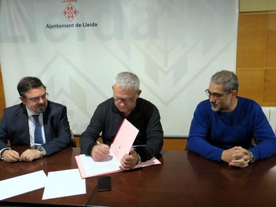 Roger Seró, president de Sàhara Ponent, ha signat l'acord amb el secretari municipal, Jesús Gutiérrez i el tinent d'alcalde Joan Gómez.