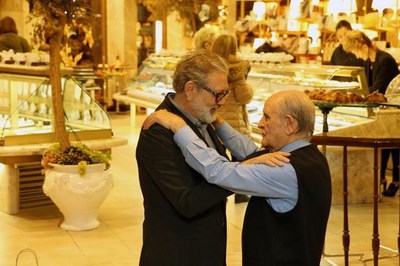 Salutació del paer en cap, Fèlix Larrosa, a la família Prats, amb Ramon al capdavant, pel tancament de la pastisseria al Passeig de Ronda.
