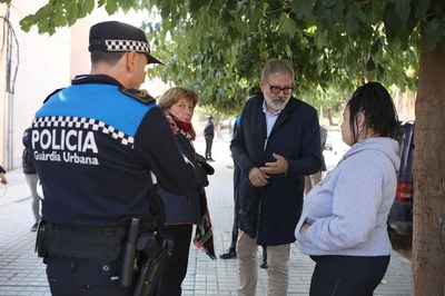 El paer en cap ha conversat amb alguns veïns que se li han atansat.
