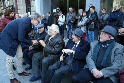 El paer en cap saludant als exalumnes supervivents del bombardeig del Liceu.