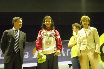 La guanyadora del premi, amb la Defensora dels Drets dels Infants i el vicepresident del Consell Comarcal del Segrià.