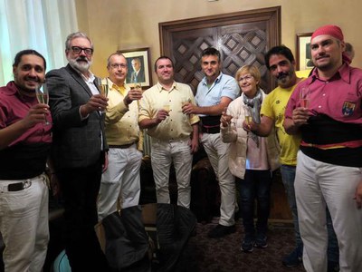 El paer en cap i la tinent d'alcalde Montse Parra han rebut als caps de colla al finalitzar les actuacions i han brindat pels èxits dels castellers.