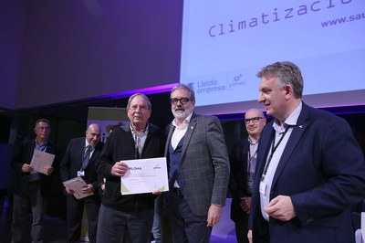 El paer en cap ha fet entrega d'un guardó al fundador de l'empresa Saufer.