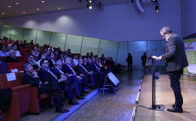 Larrosa ha dirigit unes paraules als assistents.