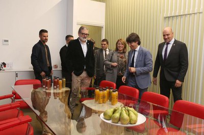 El paer en cap i la resta d'autoritats han conegut el nou Espai Fruita, acompanyats del seu president i del director general.