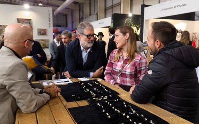 L'alcalde conversa amb una altra parella que estan informant-se sobre els anells de casament.