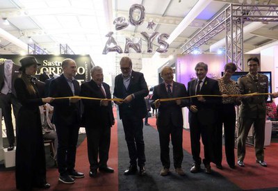 Tall de cinta a l'entrada del recinte sota l'inflable que indica el número de l'edició del saló.