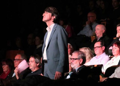 El concert ha arrencat amb el promotor del Mamapop cantant des de la llotja, al costat de l'alcalde.