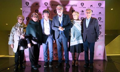 El paer en cap i la tinent d'alcalde Montse Parra al photocall amb el promotor del Mamapop, Manel Simón; el president de l'AECC, Eduardo Serrano, i l….