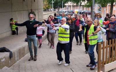 El paer en cap amb el president de Balàfia, participant en l'escalfament, que s'ha fet abans d'iniciar-se la caminada.