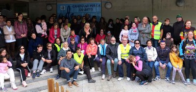 Foto de família dels participants davant el Centre Cívic, abans de la caminada.