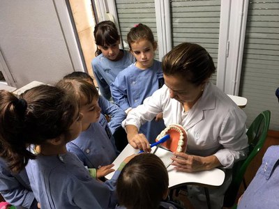 El raspallat de dents és una de les tasques més importants per prevenir la càries.