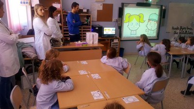 Imatge de la primera sessió de presentació del nou programa contra la càries en una de les escoles participants.