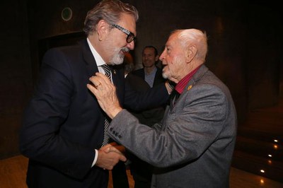 L'alcalde Larrosa i Josep Vallverdú, l'escriptor que dóna nom al premi d'assaig.