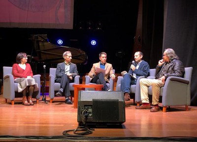 Martí Gironell ha conduït la tertúlia literària amb els guanyadors dels premis i els secretaris dels jurats.