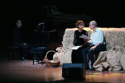 Sílvia Bel i Carles Martínez, durant la representació teatral en homenatge a Jordi Pàmias.