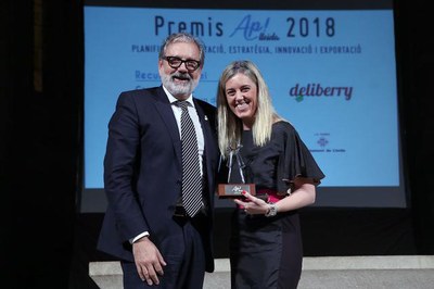 El paer en cap ha lliurat un dels premis a Gemma Sorigué.