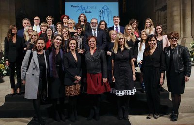 El paer en cap i la resta d'autoritats amb els guardonats i la junta de l'Associació de Professionals Empresàries.