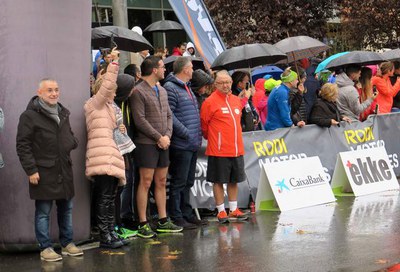 La tinent d'alcalde Montse Parra donant el tret de sortida a la cursa amb altres regidors del consistori.