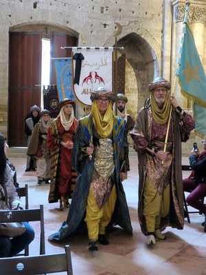 Les comparses de les tropes mores, entrant a la Seu Vella.