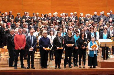 Els directors i directores, juntament amb el regidor Joan Queralt, dalt l'escenari.