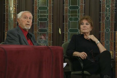 L'escriptor Josep Vallverdú amb l'actriu Mercè Sampietro en l'inici del Festival Internacional de Poesia de Lleida..