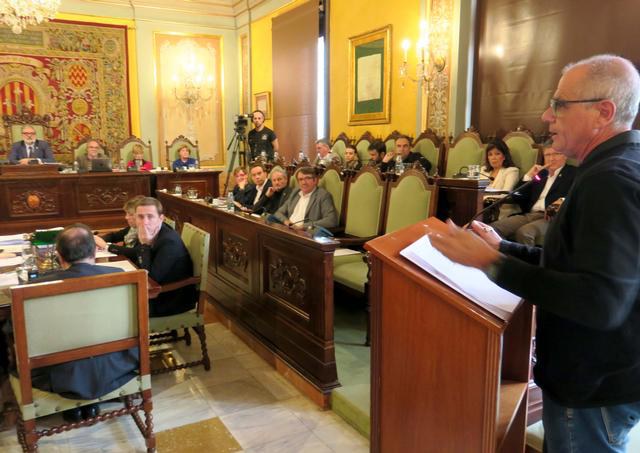 El president de la Federació d'Associacions de Veïns de Lleida, Toni Baró, durant la seva intervenció al ple