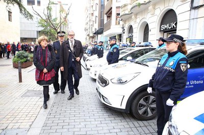 El paer en cap, Fèlix Larrosa, amb la tinent d'alcalde Sara Mestres, passant revista als agents de la Guàrdia Urbana a l'avinguda de Blondel.
