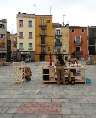 Alguns dels participants treballant en aquesta intervenció de l'espai urbà.