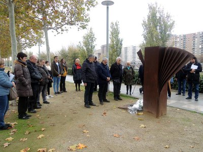 Dissabte es va dur a terme una ofrena floral a l'escultura FITA, al carrer Jaume II, en memòria dels deportats.