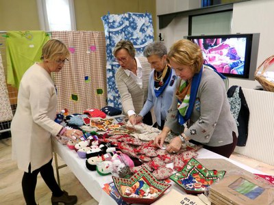 La tinent d'alcalde Montse Parra i voluntàries de Mans Unides, avui a l'estrena de la mostra.