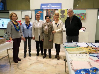 Representants de Mans Unides Lleida, que organitzen aquesta iniciativa, amb Montse Parra.