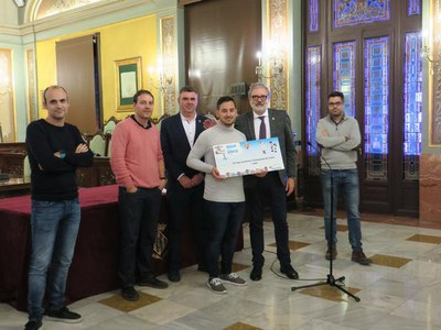 El paer en cap lliurà el taló del premis als representants del Col·legi Lestonnac..