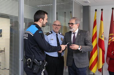 El paer en cap, Fèlix Larrosa, ha saludat els dos nous agents que s'han incorporat a la Guàrdia Urbana.