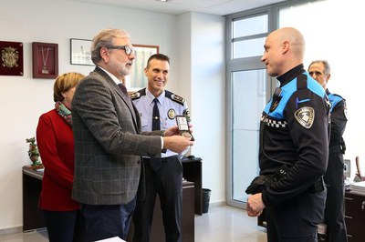 L'alcalde Larrosa ha saludat els dos nous agents de la Guàrdia Urbana amb motiu de la seva pressa de possessió.