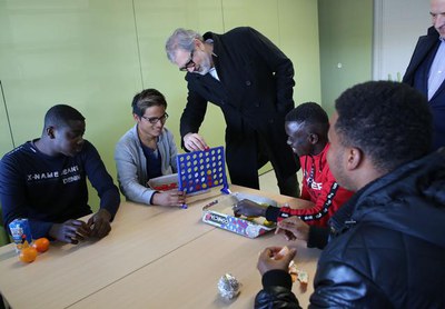 L'alcalde ha saludat als alumnes de l'Escola.