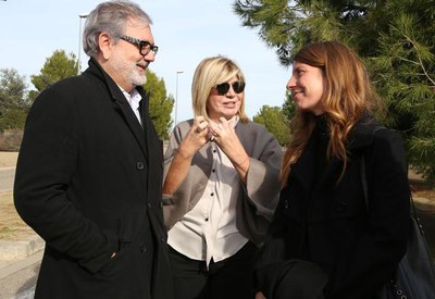 El paer en cap, Fèlix Larrosa, amb la vídua de José Luís González, Rosa Maria Sans, i la seva filla.