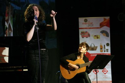 La música de Raquel Garcia i Carolina Blàvia ha sonat en la vetllada.