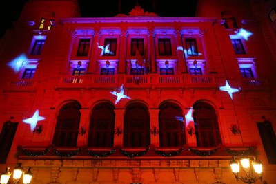 La façana de l'Ajuntament de Lleida, amb les noves llums nadalenques..