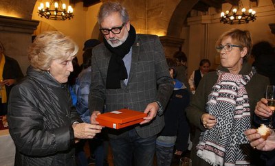 L'alcalde Fèlix Larrosa i la tinent d'alcalde Montse Parra amb la directora de la Coral Shalom, Carme Valls..