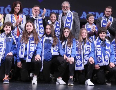 El paer en cap, amb part de les integrants de l'equip infantil de l'AEM..