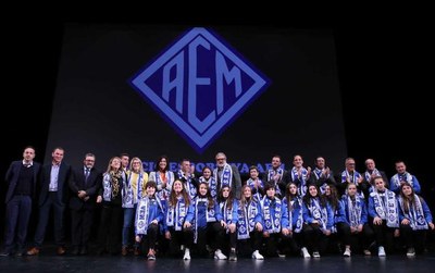 Representants de les autoritats i del club, en acabar l'acte de presentació del documental..