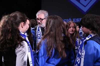 Salutació del paer en cap a les integrants de l'equip femení de l'AEM..