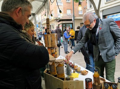 L'alcalde, Fèlix Larrosa, ha destacat els productes de proximitat que s’ofereixen al Mercat de l'Hort a Taula i els seus valors agrícoles i alimentar….