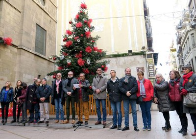L'alcalde, Fèlix Larrosa, ha participat en l'acte central que s'ha fet a la plaça de la Paeria amb motiu del Dia Mundial de Lluita contra la Sida.