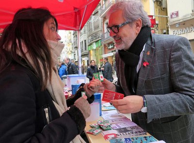 Taula informativa a la plaça de la Paeria per informar i conscienciar sobre el VIH.
